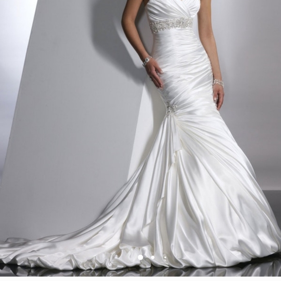 Stunning Sottero and Midgley Wedding Gown - Picture 3 of 5